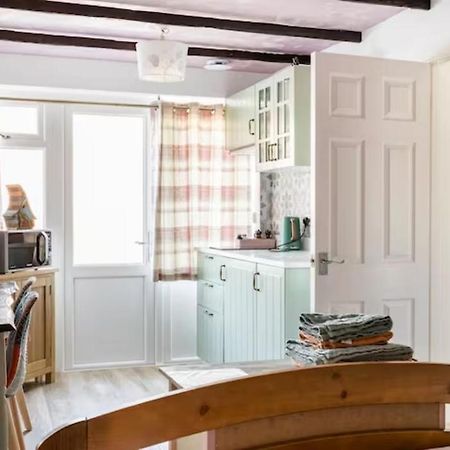 Bedroom With Kitchenette, Private Bathroom And Parking カーディフ エクステリア 写真