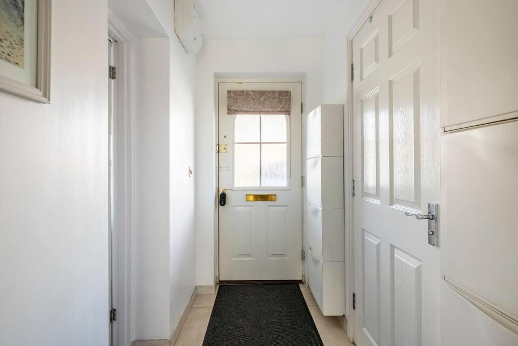 Bedroom With Kitchenette, Private Bathroom And Parking カーディフ エクステリア 写真