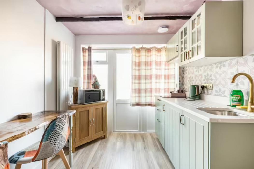 Bedroom With Kitchenette, Private Bathroom And Parking カーディフ エクステリア 写真