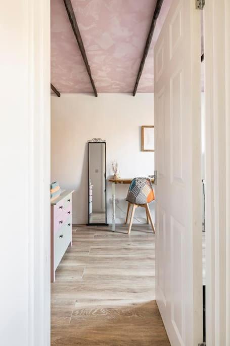 Bedroom With Kitchenette, Private Bathroom And Parking カーディフ エクステリア 写真