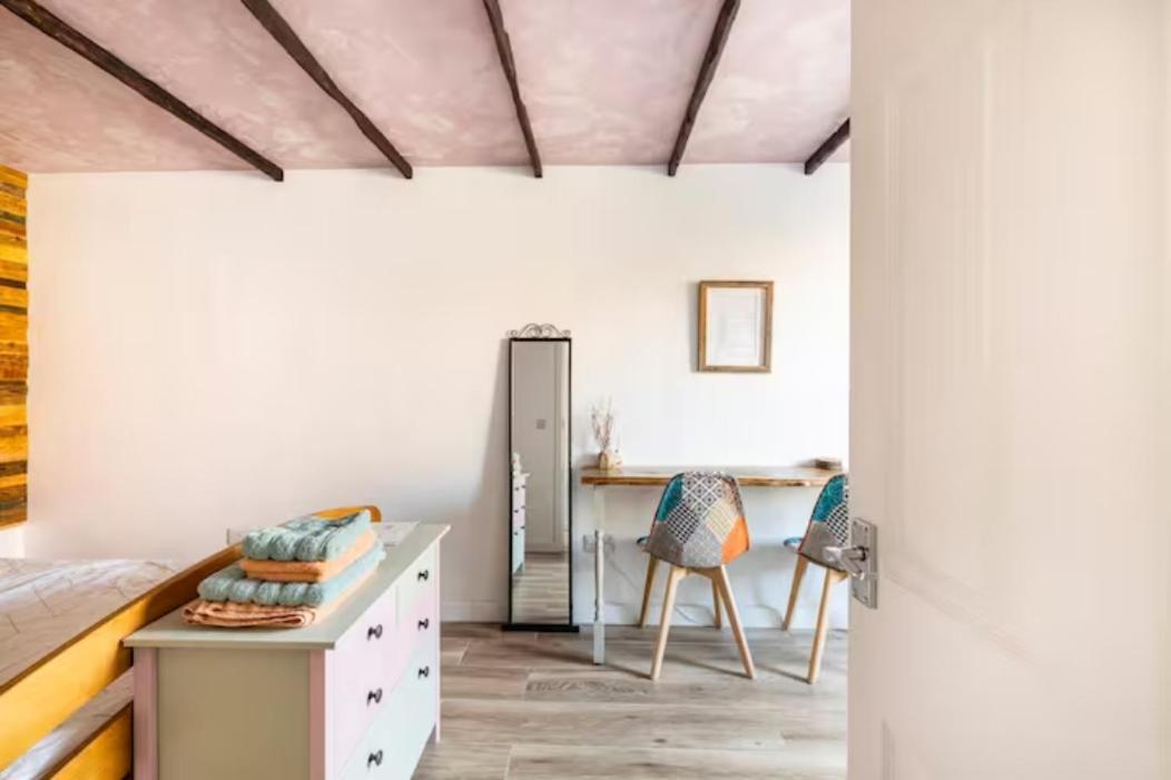 Bedroom With Kitchenette, Private Bathroom And Parking カーディフ エクステリア 写真