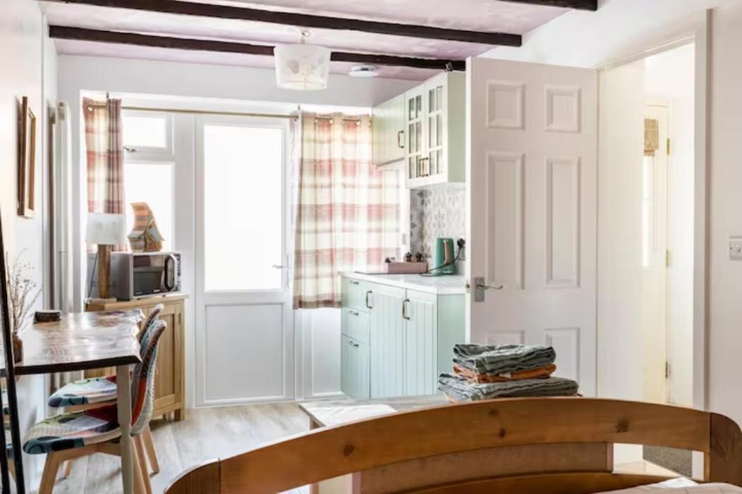 Bedroom With Kitchenette, Private Bathroom And Parking カーディフ エクステリア 写真