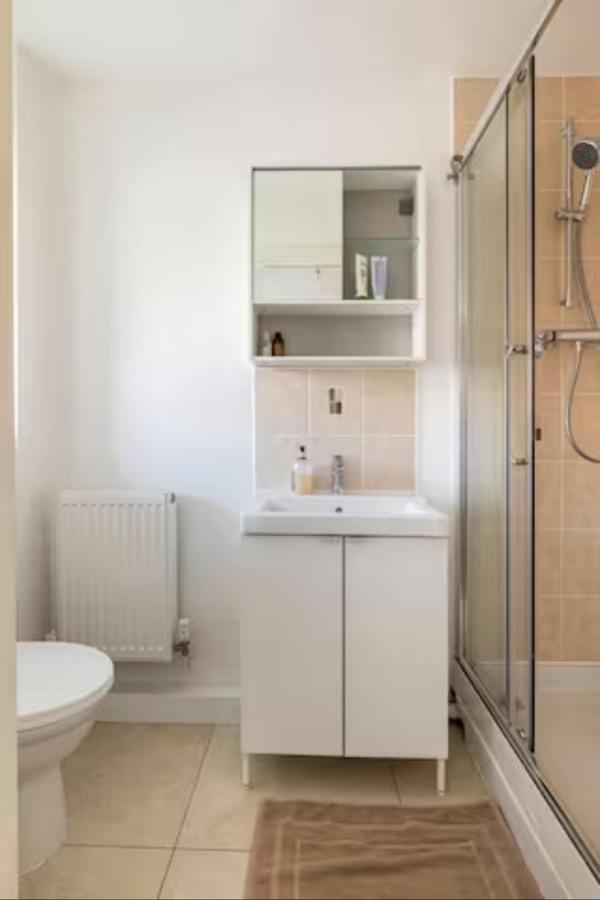 Bedroom With Kitchenette, Private Bathroom And Parking カーディフ エクステリア 写真