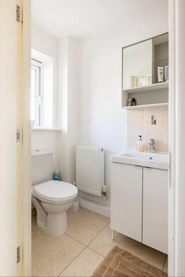 Bedroom With Kitchenette, Private Bathroom And Parking カーディフ エクステリア 写真