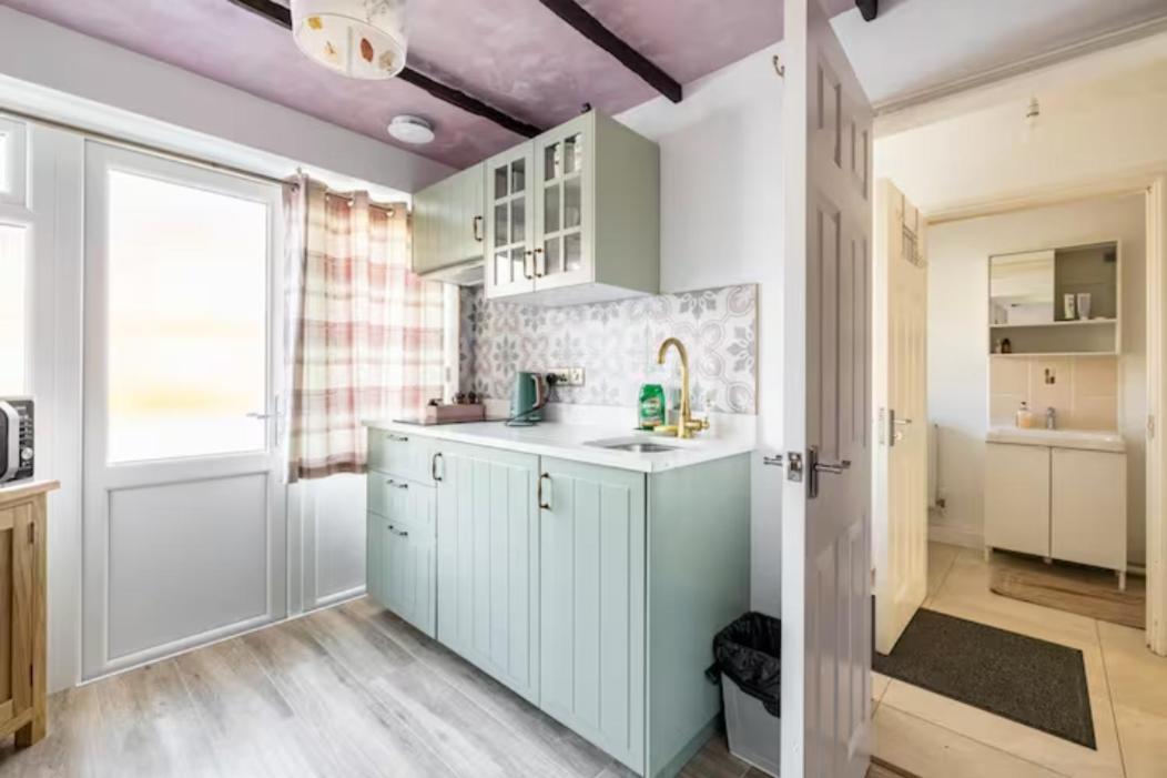 Bedroom With Kitchenette, Private Bathroom And Parking カーディフ エクステリア 写真