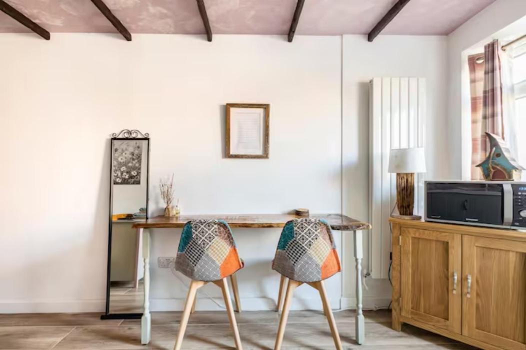 Bedroom With Kitchenette, Private Bathroom And Parking カーディフ エクステリア 写真