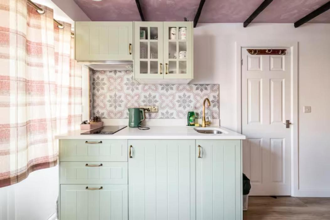 Bedroom With Kitchenette, Private Bathroom And Parking カーディフ エクステリア 写真
