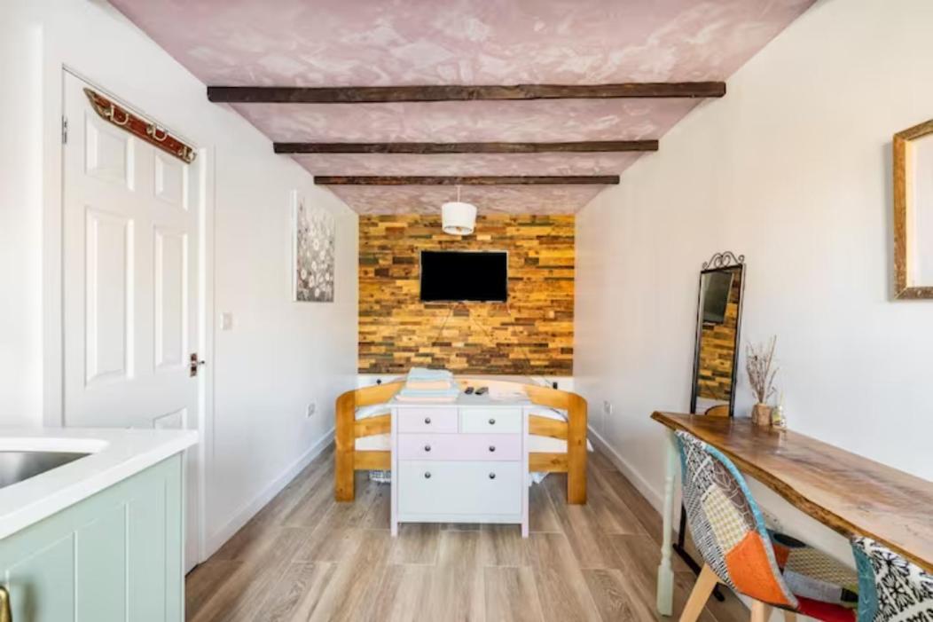 Bedroom With Kitchenette, Private Bathroom And Parking カーディフ エクステリア 写真